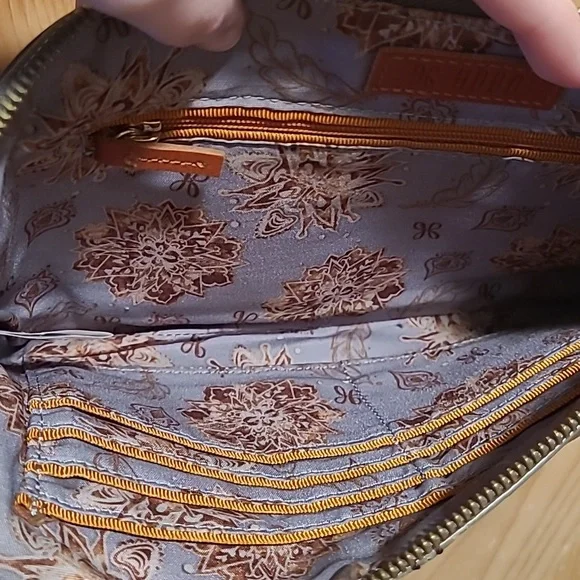 Elegant Gray Hobo Sable Wristlet - Picture 4 of 6